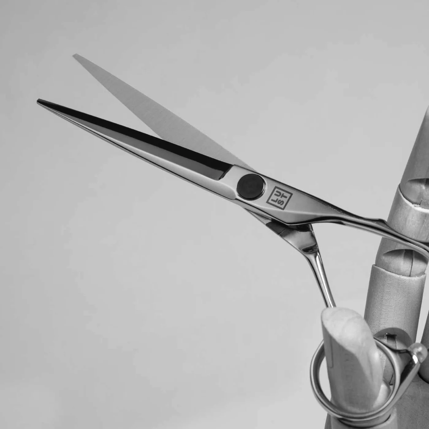 LUST scissors cutting detail